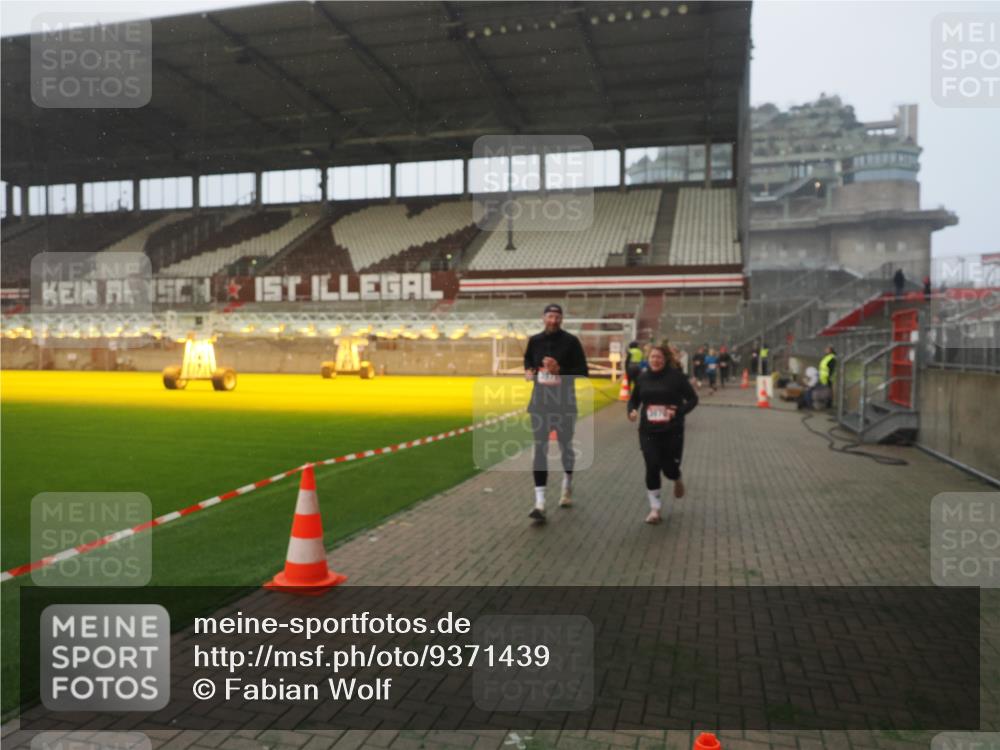 07.12.2025 - St. Pauli X-Mass-Run No. 15 Fabian Wolf http://msf.ph/oto/9371439 07.12.2025 10:06:40 Ziel 150, 562, 1479, 1480, 2129, 3213, 3232, 3330, 3333, 3534, 3535, 3536, 3537, 3970, 3971, 4459 meine-sportfotos.de