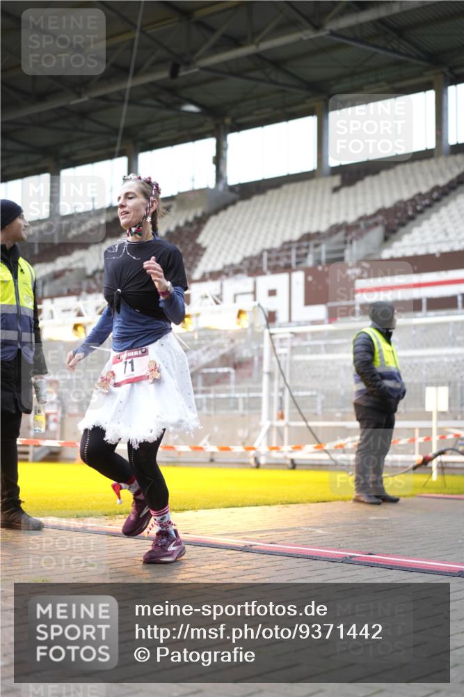07.12.2025 - St. Pauli X-Mass-Run No. 15 Patografie http://msf.ph/oto/9371442 07.12.2025 11:43:39 Ziel 71, 364, 1713, 2084, 2586, 2600, 2971, 3403, 3404, 3447, 3465, 3466, 3467, 3769, 4603 meine-sportfotos.de