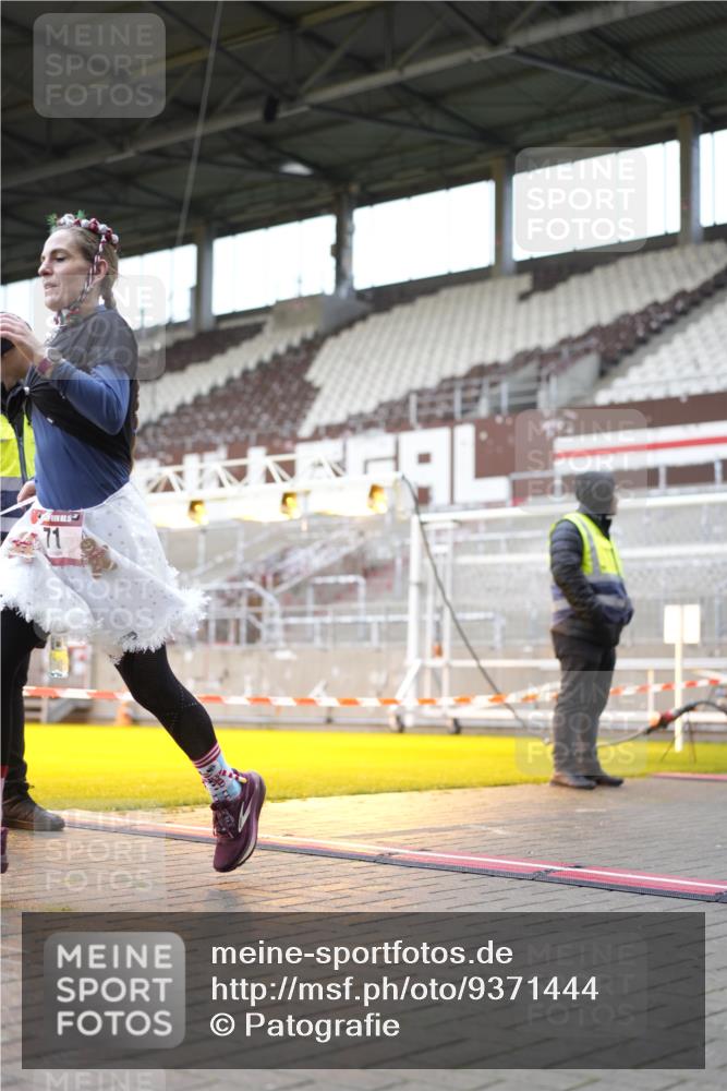 07.12.2025 - St. Pauli X-Mass-Run No. 15 Patografie http://msf.ph/oto/9371444 07.12.2025 11:43:39 Ziel 71, 364, 1713, 2084, 2586, 2600, 2971, 3403, 3404, 3447, 3465, 3466, 3467, 3769, 4603 meine-sportfotos.de