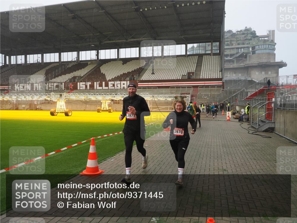 07.12.2025 - St. Pauli X-Mass-Run No. 15 Fabian Wolf http://msf.ph/oto/9371445 07.12.2025 10:06:41 Ziel 150, 562, 2129, 3213, 3232, 3330, 3333, 3534, 3535, 3536, 3537, 3970, 3971, 4459, 4735, 4738 meine-sportfotos.de