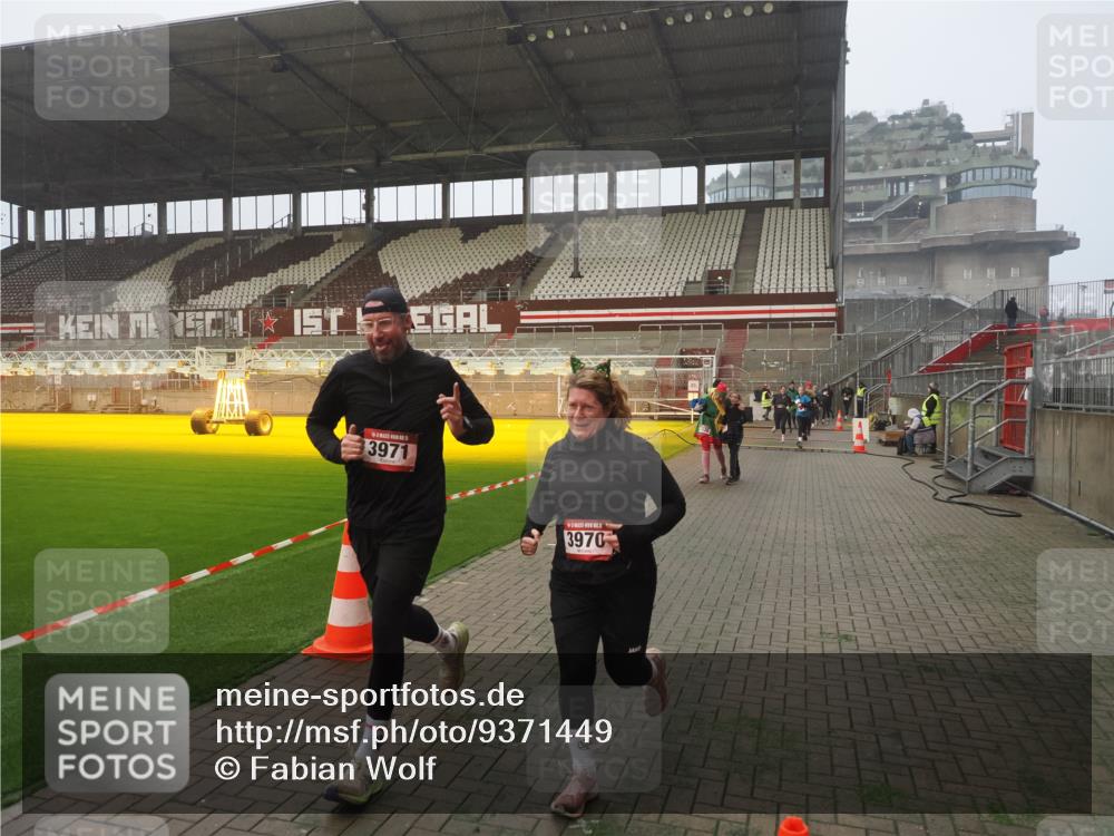 07.12.2025 - St. Pauli X-Mass-Run No. 15 Fabian Wolf http://msf.ph/oto/9371449 07.12.2025 10:06:41 Ziel 150, 562, 2129, 3213, 3232, 3330, 3333, 3534, 3535, 3536, 3537, 3970, 3971, 4459, 4735, 4738 meine-sportfotos.de