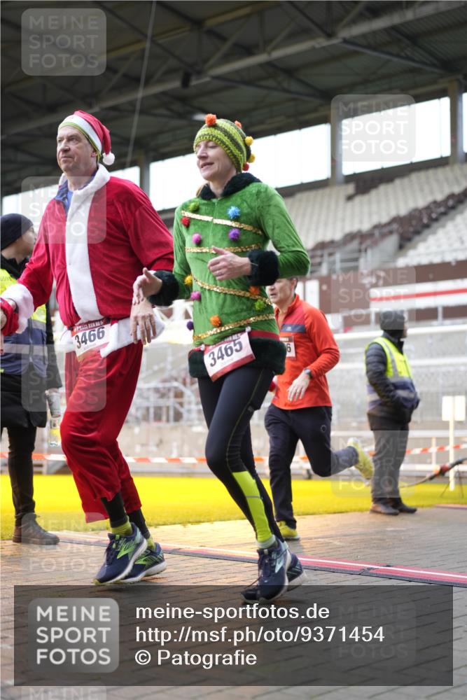 07.12.2025 - St. Pauli X-Mass-Run No. 15 Patografie http://msf.ph/oto/9371454 07.12.2025 11:43:43 Ziel 71, 364, 1949, 1950, 2084, 2116, 2586, 2600, 2971, 3403, 3404, 3447, 3453, 3465, 3466, 3467, 3733, 3735, 3769, 4603 meine-sportfotos.de
