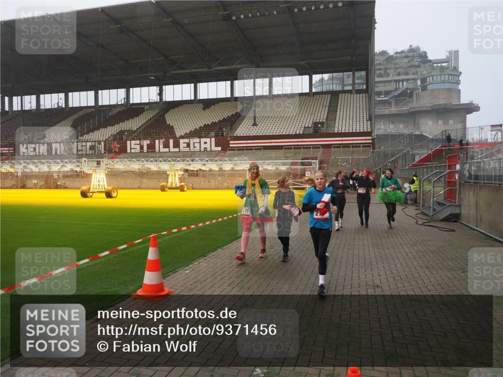 07.12.2025 - St. Pauli X-Mass-Run No. 15 Fabian Wolf http://msf.ph/oto/9371456 07.12.2025 10:06:46 Ziel 150, 217, 867, 1007, 1103, 2129, 3189, 3330, 3333, 3970, 3971, 4735, 4738 meine-sportfotos.de