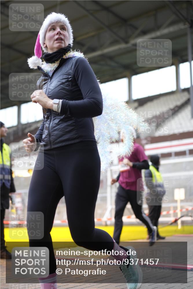 07.12.2025 - St. Pauli X-Mass-Run No. 15 Patografie http://msf.ph/oto/9371457 07.12.2025 11:43:44 Ziel 71, 1949, 1950, 2084, 2116, 2586, 2600, 2971, 3403, 3404, 3447, 3453, 3465, 3466, 3467, 3733, 3735, 3769, 3882, 3884, 4603 meine-sportfotos.de