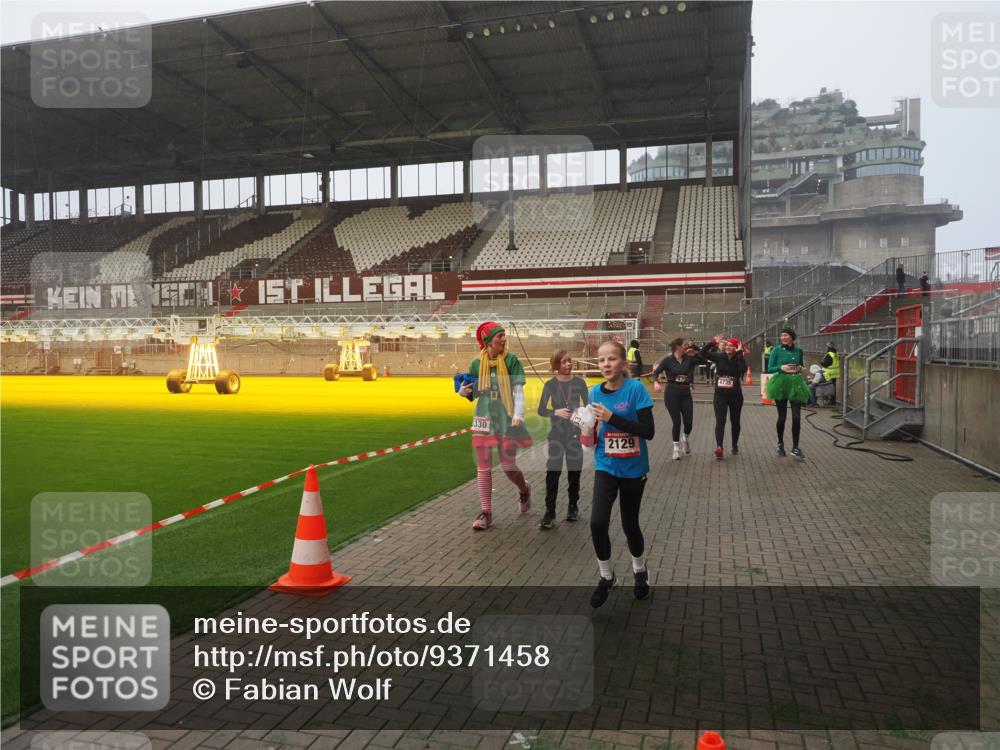 07.12.2025 - St. Pauli X-Mass-Run No. 15 Fabian Wolf http://msf.ph/oto/9371458 07.12.2025 10:06:46 Ziel 150, 217, 867, 1007, 1103, 2129, 3189, 3330, 3333, 3970, 3971, 4735, 4738 meine-sportfotos.de