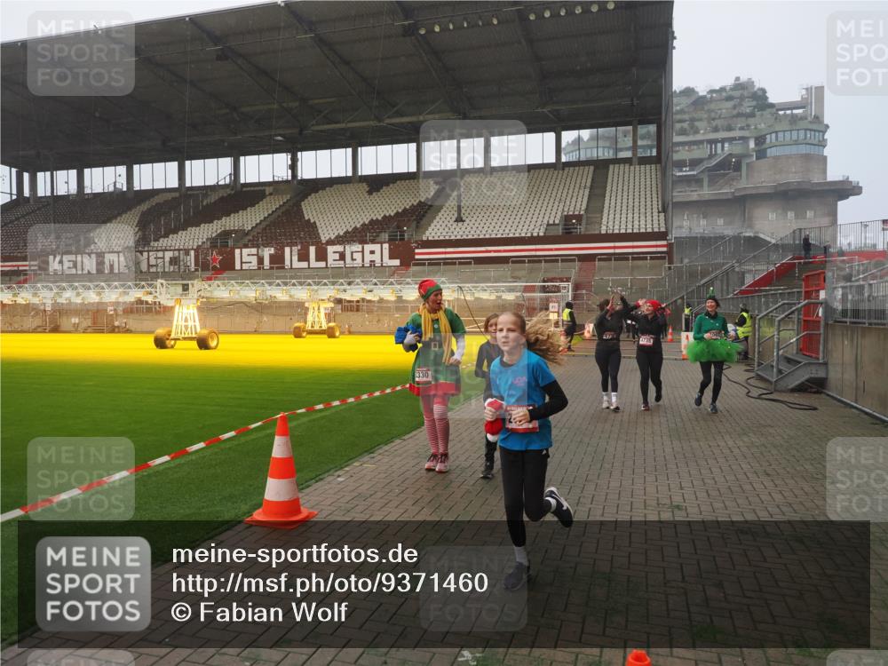 07.12.2025 - St. Pauli X-Mass-Run No. 15 Fabian Wolf http://msf.ph/oto/9371460 07.12.2025 10:06:46 Ziel 150, 217, 867, 1007, 1103, 2129, 3189, 3330, 3333, 3970, 3971, 4735, 4738 meine-sportfotos.de