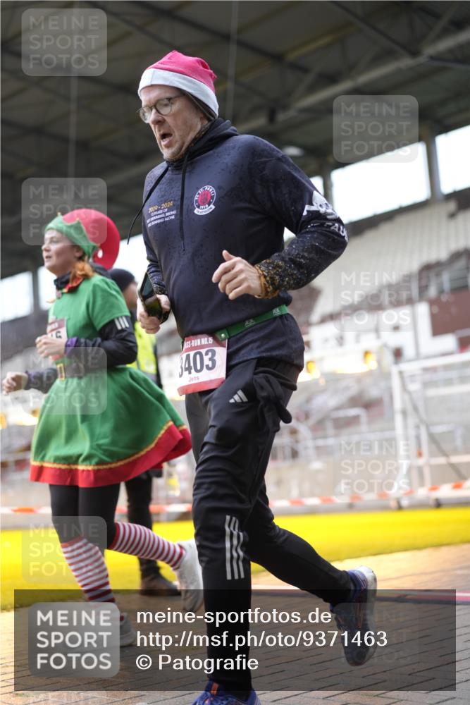07.12.2025 - St. Pauli X-Mass-Run No. 15 Patografie http://msf.ph/oto/9371463 07.12.2025 11:43:46 Ziel 71, 1949, 1950, 2084, 2116, 2441, 2586, 2600, 2971, 3403, 3404, 3447, 3453, 3465, 3466, 3467, 3733, 3735, 3769, 3882, 3884, 4603 meine-sportfotos.de