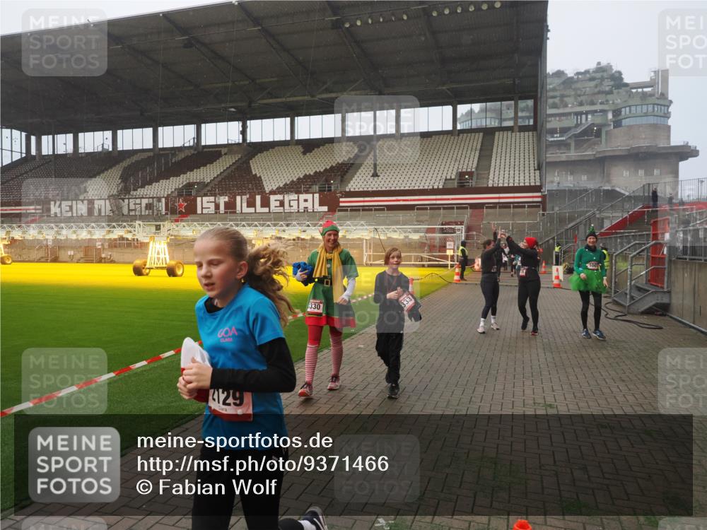 07.12.2025 - St. Pauli X-Mass-Run No. 15 Fabian Wolf http://msf.ph/oto/9371466 07.12.2025 10:06:47 Ziel 150, 217, 867, 1007, 1103, 1505, 2129, 3189, 3330, 3333, 3970, 3971, 4735, 4738 meine-sportfotos.de