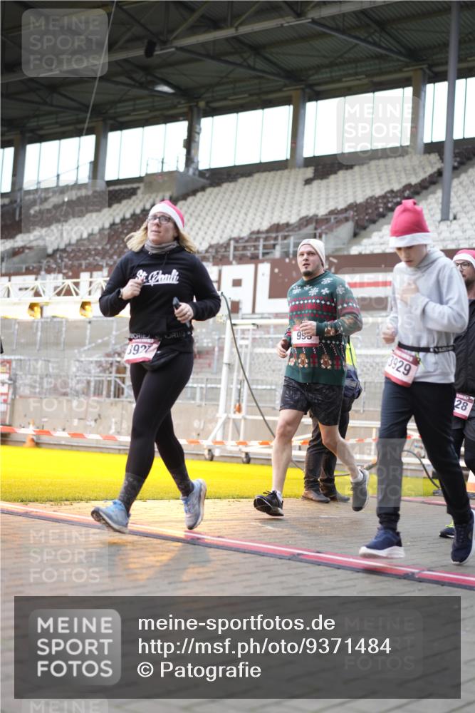 07.12.2025 - St. Pauli X-Mass-Run No. 15 Patografie http://msf.ph/oto/9371484 07.12.2025 11:43:56 Ziel 999, 1949, 1950, 2084, 2116, 2434, 2441, 2586, 2600, 3403, 3404, 3453, 3465, 3466, 3467, 3733, 3735, 3769, 3882, 3884, 3927, 3928, 3929 meine-sportfotos.de