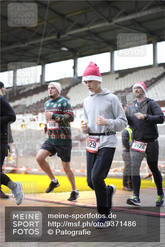07.12.2025 - St. Pauli X-Mass-Run No. 15 Patografie http://msf.ph/oto/9371486 07.12.2025 11:43:57 Ziel 999, 1949, 1950, 2116, 2434, 2441, 2586, 2600, 3403, 3404, 3453, 3465, 3466, 3467, 3733, 3735, 3769, 3882, 3884, 3927, 3928, 3929 meine-sportfotos.de