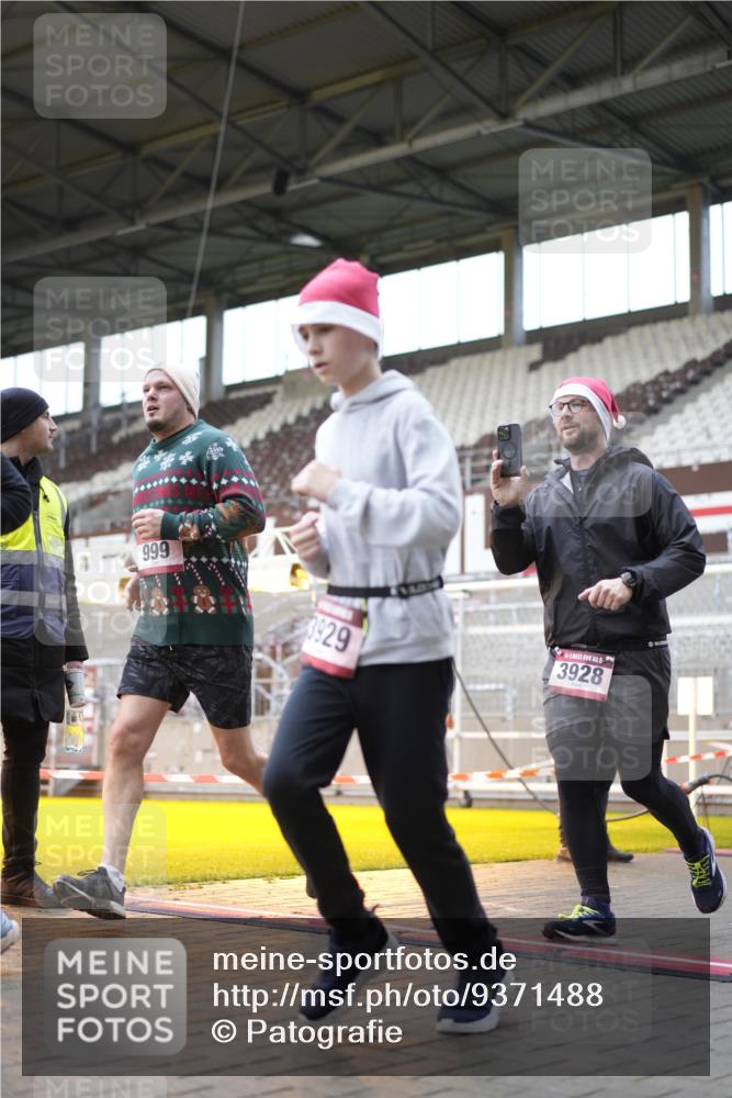 07.12.2025 - St. Pauli X-Mass-Run No. 15 Patografie http://msf.ph/oto/9371488 07.12.2025 11:43:57 Ziel 999, 1949, 1950, 2116, 2434, 2441, 2586, 2600, 3403, 3404, 3453, 3465, 3466, 3467, 3733, 3735, 3769, 3882, 3884, 3927, 3928, 3929 meine-sportfotos.de