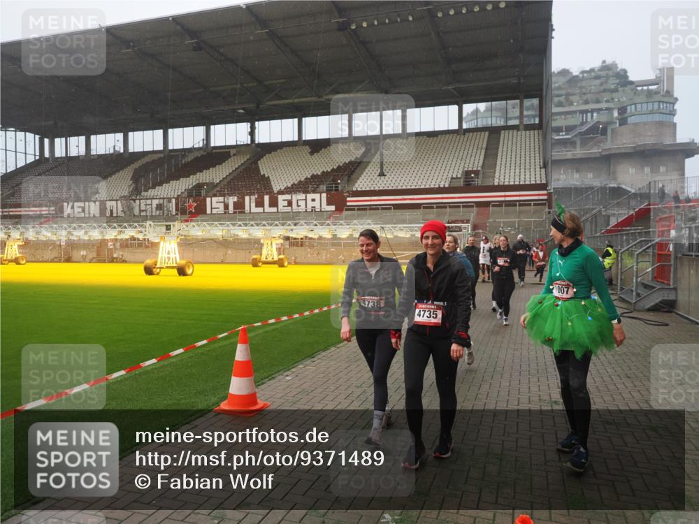 07.12.2025 - St. Pauli X-Mass-Run No. 15 Fabian Wolf http://msf.ph/oto/9371489 07.12.2025 10:06:52 Ziel 217, 366, 867, 972, 975, 1007, 1103, 1505, 1735, 1736, 2129, 3189, 3330, 3333, 3970, 3971, 4735, 4738 meine-sportfotos.de