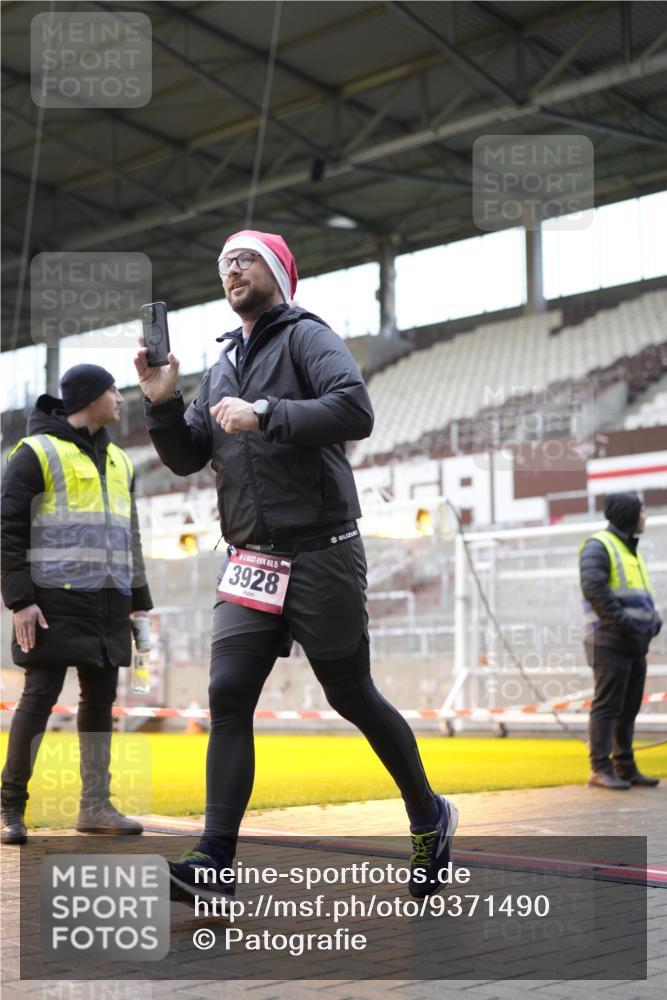 07.12.2025 - St. Pauli X-Mass-Run No. 15 Patografie http://msf.ph/oto/9371490 07.12.2025 11:43:58 Ziel 999, 1949, 1950, 2116, 2434, 2441, 2586, 2600, 3403, 3404, 3453, 3733, 3735, 3769, 3882, 3884, 3919, 3927, 3928, 3929 meine-sportfotos.de