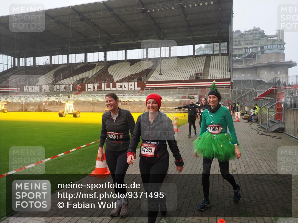 07.12.2025 - St. Pauli X-Mass-Run No. 15 Fabian Wolf http://msf.ph/oto/9371495 07.12.2025 10:06:52 Ziel 217, 366, 867, 972, 975, 1007, 1103, 1505, 1735, 1736, 2129, 3189, 3330, 3333, 3970, 3971, 4735, 4738 meine-sportfotos.de