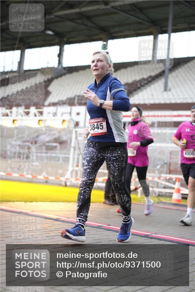 07.12.2025 - St. Pauli X-Mass-Run No. 15 Patografie http://msf.ph/oto/9371500 07.12.2025 11:44:08 Ziel 365, 999, 2434, 2436, 3086, 3829, 3830, 3831, 3845, 3919, 3927, 3928, 3929, 4003 meine-sportfotos.de