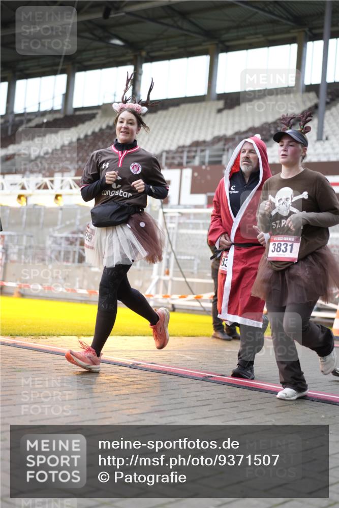 07.12.2025 - St. Pauli X-Mass-Run No. 15 Patografie http://msf.ph/oto/9371507 07.12.2025 11:44:10 Ziel 365, 999, 2434, 2436, 3086, 3829, 3830, 3831, 3845, 3919, 3927, 3928, 3929, 4003 meine-sportfotos.de