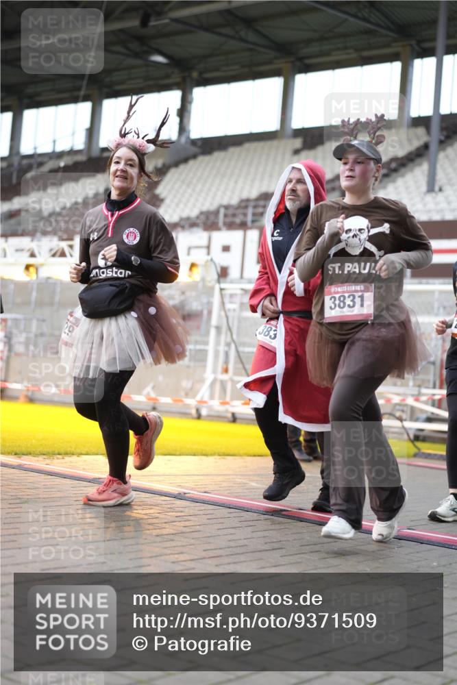 07.12.2025 - St. Pauli X-Mass-Run No. 15 Patografie http://msf.ph/oto/9371509 07.12.2025 11:44:10 Ziel 365, 999, 2434, 2436, 3086, 3829, 3830, 3831, 3845, 3919, 3927, 3928, 3929, 4003 meine-sportfotos.de
