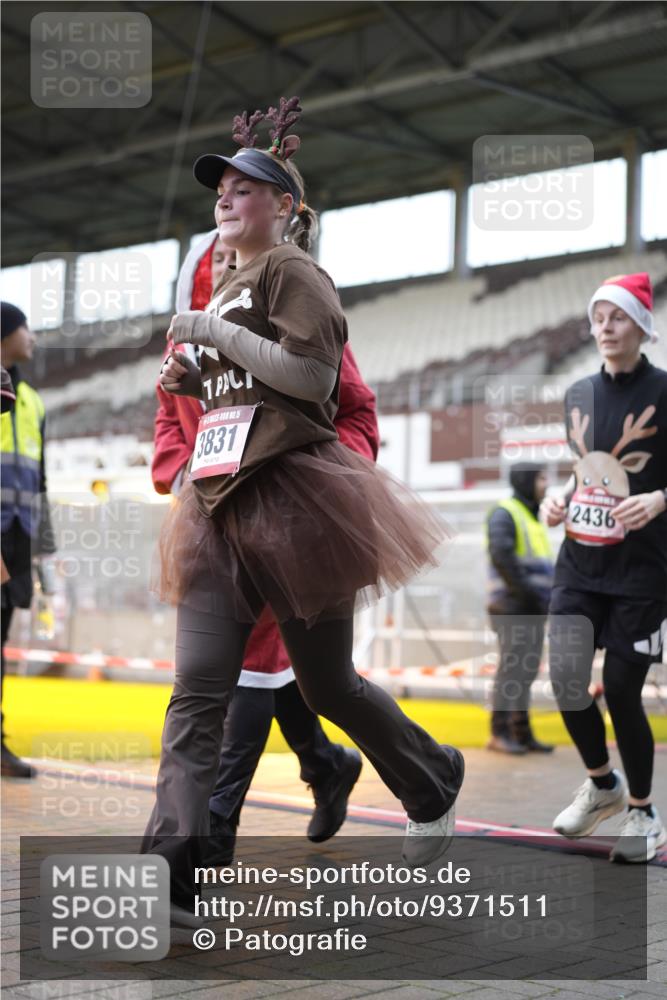 07.12.2025 - St. Pauli X-Mass-Run No. 15 Patografie http://msf.ph/oto/9371511 07.12.2025 11:44:10 Ziel 365, 999, 2434, 2436, 3086, 3829, 3830, 3831, 3845, 3919, 3927, 3928, 3929, 4003 meine-sportfotos.de