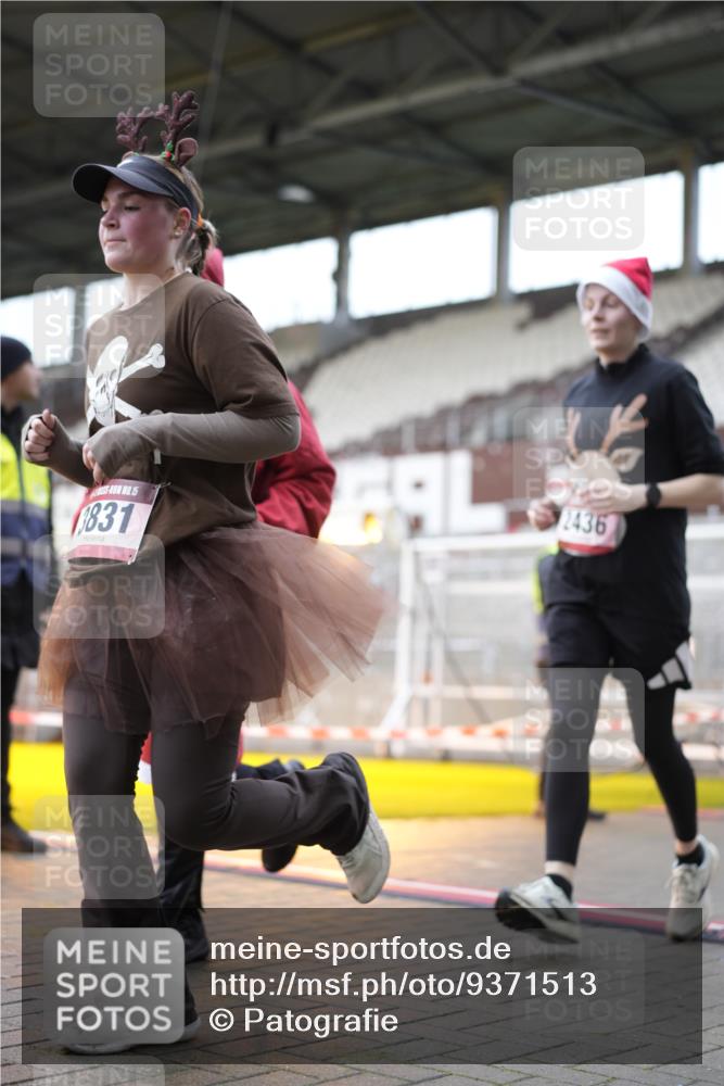 07.12.2025 - St. Pauli X-Mass-Run No. 15 Patografie http://msf.ph/oto/9371513 07.12.2025 11:44:11 Ziel 365, 999, 2434, 2436, 3086, 3829, 3830, 3831, 3845, 3919, 3928, 3929, 4003 meine-sportfotos.de
