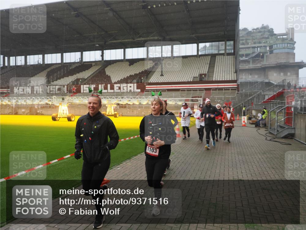 07.12.2025 - St. Pauli X-Mass-Run No. 15 Fabian Wolf http://msf.ph/oto/9371516 07.12.2025 10:06:56 Ziel 217, 366, 867, 972, 975, 1007, 1103, 1505, 1735, 1736, 2129, 3189, 3333, 4354, 4735, 4738 meine-sportfotos.de