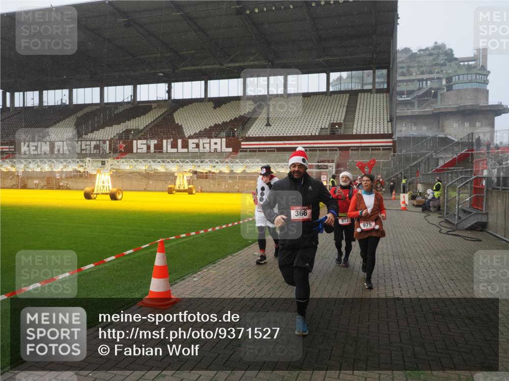 07.12.2025 - St. Pauli X-Mass-Run No. 15 Fabian Wolf http://msf.ph/oto/9371527 07.12.2025 10:06:58 Ziel 217, 366, 421, 792, 867, 972, 975, 1007, 1103, 1505, 1572, 1735, 1736, 2129, 3189, 4354, 4735, 4738 meine-sportfotos.de