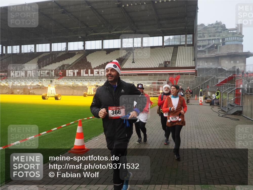 07.12.2025 - St. Pauli X-Mass-Run No. 15 Fabian Wolf http://msf.ph/oto/9371532 07.12.2025 10:06:58 Ziel 217, 366, 421, 792, 867, 972, 975, 1007, 1103, 1505, 1572, 1735, 1736, 2129, 3189, 4354, 4735, 4738 meine-sportfotos.de