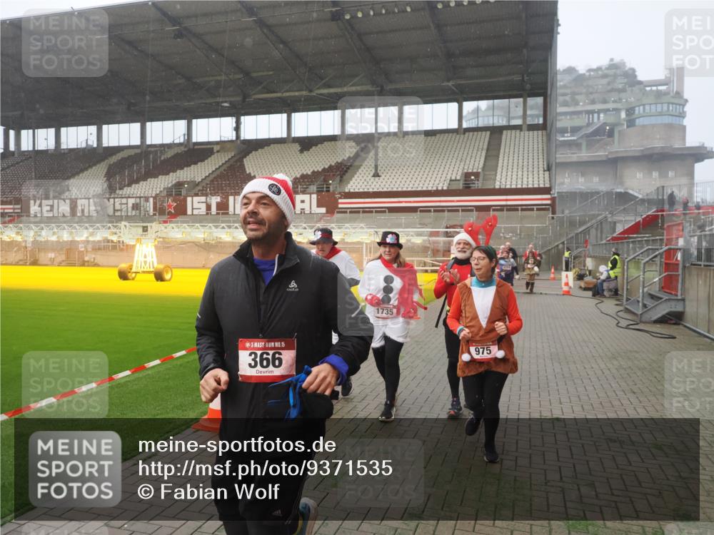 07.12.2025 - St. Pauli X-Mass-Run No. 15 Fabian Wolf http://msf.ph/oto/9371535 07.12.2025 10:06:59 Ziel 217, 366, 421, 792, 867, 972, 975, 1007, 1103, 1505, 1572, 1735, 1736, 2129, 3189, 3945, 4354, 4735, 4738 meine-sportfotos.de