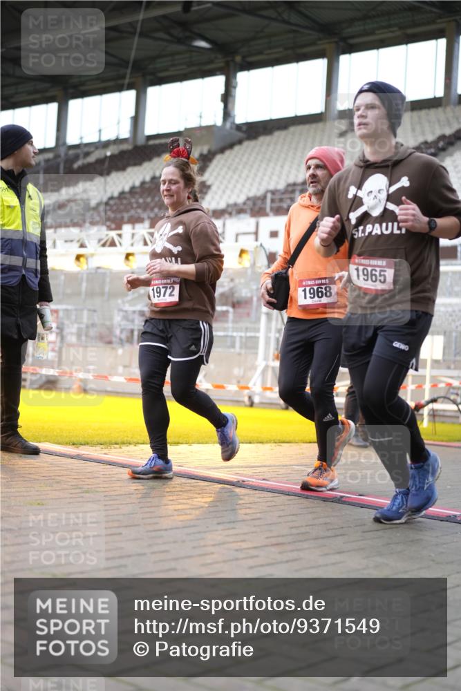 07.12.2025 - St. Pauli X-Mass-Run No. 15 Patografie http://msf.ph/oto/9371549 07.12.2025 11:44:31 Ziel 1933, 1965, 1968, 1972, 2181, 2424, 3043, 3168, 3930 meine-sportfotos.de