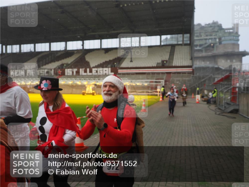 07.12.2025 - St. Pauli X-Mass-Run No. 15 Fabian Wolf http://msf.ph/oto/9371552 07.12.2025 10:07:00 Ziel 217, 366, 421, 792, 867, 972, 975, 1007, 1103, 1505, 1572, 1735, 1736, 2129, 3189, 3945, 4354, 4735, 4738 meine-sportfotos.de