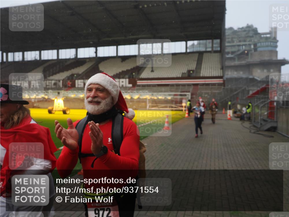 07.12.2025 - St. Pauli X-Mass-Run No. 15 Fabian Wolf http://msf.ph/oto/9371554 07.12.2025 10:07:00 Ziel 217, 366, 421, 792, 867, 972, 975, 1007, 1103, 1505, 1572, 1735, 1736, 2129, 3189, 3945, 4354, 4735, 4738 meine-sportfotos.de