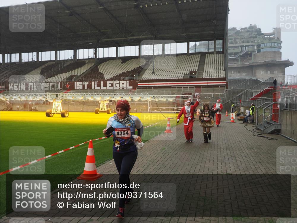 07.12.2025 - St. Pauli X-Mass-Run No. 15 Fabian Wolf http://msf.ph/oto/9371564 07.12.2025 10:07:03 Ziel 217, 366, 421, 792, 867, 972, 975, 1103, 1505, 1572, 1735, 1736, 3189, 3414, 3945, 4354 meine-sportfotos.de