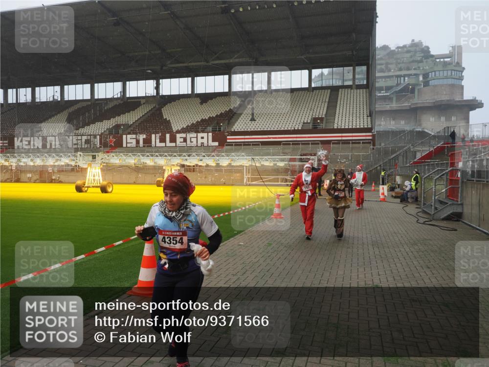 07.12.2025 - St. Pauli X-Mass-Run No. 15 Fabian Wolf http://msf.ph/oto/9371566 07.12.2025 10:07:04 Ziel 217, 366, 421, 792, 867, 972, 975, 1103, 1505, 1572, 1735, 1736, 3189, 3414, 3945, 4354 meine-sportfotos.de