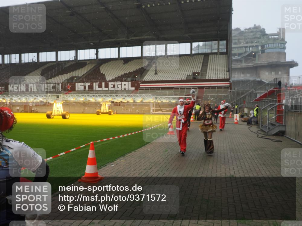 07.12.2025 - St. Pauli X-Mass-Run No. 15 Fabian Wolf http://msf.ph/oto/9371572 07.12.2025 10:07:04 Ziel 217, 366, 421, 792, 867, 972, 975, 1103, 1505, 1572, 1735, 1736, 3189, 3414, 3945, 4354 meine-sportfotos.de