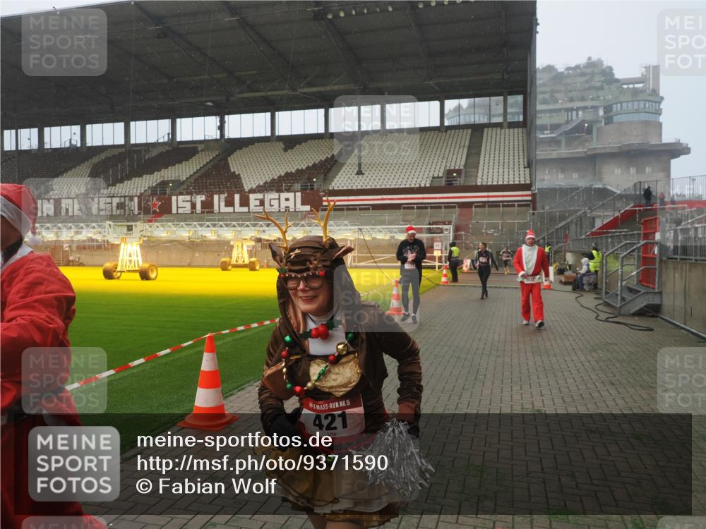07.12.2025 - St. Pauli X-Mass-Run No. 15 Fabian Wolf http://msf.ph/oto/9371590 07.12.2025 10:07:07 Ziel 366, 421, 792, 972, 975, 1505, 1572, 1735, 1736, 3414, 3945, 4354 meine-sportfotos.de