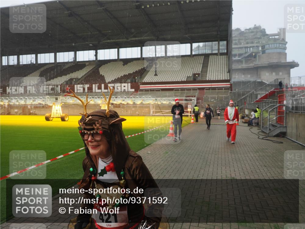 07.12.2025 - St. Pauli X-Mass-Run No. 15 Fabian Wolf http://msf.ph/oto/9371592 07.12.2025 10:07:07 Ziel 366, 421, 792, 972, 975, 1505, 1572, 1735, 1736, 3414, 3945, 4354 meine-sportfotos.de