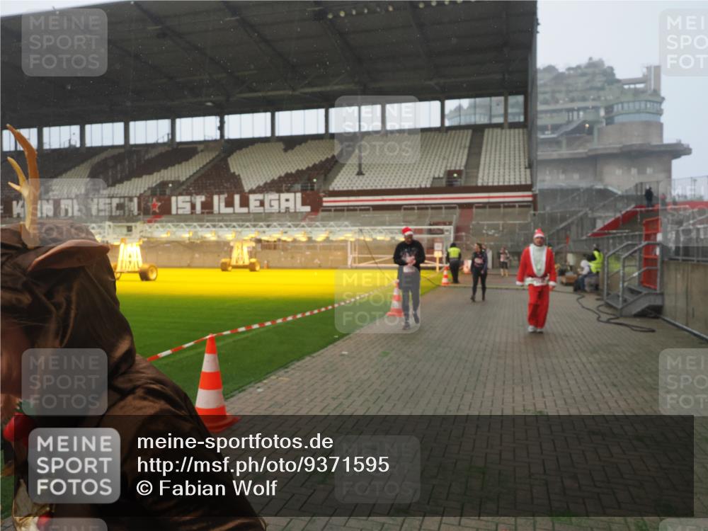 07.12.2025 - St. Pauli X-Mass-Run No. 15 Fabian Wolf http://msf.ph/oto/9371595 07.12.2025 10:07:07 Ziel 366, 421, 792, 972, 975, 1505, 1572, 1735, 1736, 3414, 3945, 4354 meine-sportfotos.de