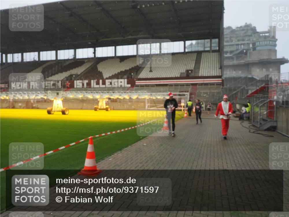 07.12.2025 - St. Pauli X-Mass-Run No. 15 Fabian Wolf http://msf.ph/oto/9371597 07.12.2025 10:07:07 Ziel 366, 421, 792, 972, 975, 1505, 1572, 1735, 1736, 3414, 3945, 4354 meine-sportfotos.de