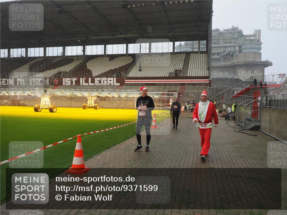 07.12.2025 - St. Pauli X-Mass-Run No. 15 Fabian Wolf http://msf.ph/oto/9371599 07.12.2025 10:07:10 Ziel 421, 792, 972, 975, 1572, 1736, 2983, 3414, 3945, 4354 meine-sportfotos.de