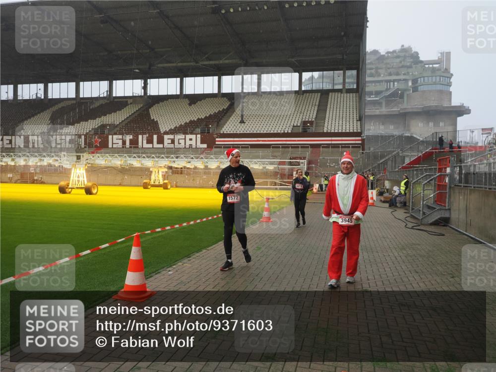 07.12.2025 - St. Pauli X-Mass-Run No. 15 Fabian Wolf http://msf.ph/oto/9371603 07.12.2025 10:07:10 Ziel 421, 792, 972, 975, 1572, 1736, 2983, 3414, 3945, 4354 meine-sportfotos.de
