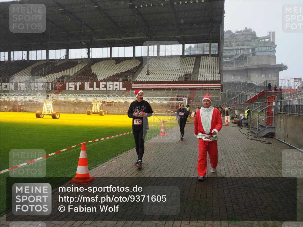 07.12.2025 - St. Pauli X-Mass-Run No. 15 Fabian Wolf http://msf.ph/oto/9371605 07.12.2025 10:07:10 Ziel 421, 792, 972, 975, 1572, 1736, 2983, 3414, 3945, 4354 meine-sportfotos.de