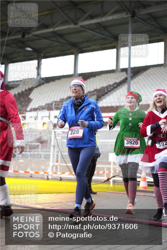 07.12.2025 - St. Pauli X-Mass-Run No. 15 Patografie http://msf.ph/oto/9371606 07.12.2025 11:44:56 Ziel 228, 291, 1281, 2246, 2263, 2644, 3492, 3529, 3530, 3552, 3553, 3605, 3624, 3630, 3920, 3921, 4103 meine-sportfotos.de
