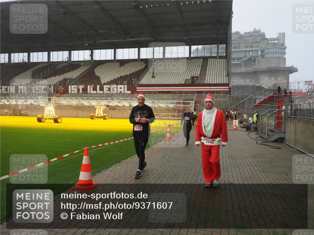 07.12.2025 - St. Pauli X-Mass-Run No. 15 Fabian Wolf http://msf.ph/oto/9371607 07.12.2025 10:07:11 Ziel 421, 792, 1572, 2983, 3414, 3945, 4354 meine-sportfotos.de