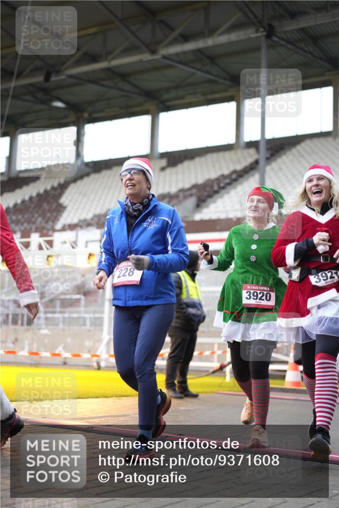 07.12.2025 - St. Pauli X-Mass-Run No. 15 Patografie http://msf.ph/oto/9371608 07.12.2025 11:44:56 Ziel 228, 291, 1281, 2246, 2263, 2644, 3492, 3529, 3530, 3552, 3553, 3605, 3624, 3630, 3920, 3921, 4103 meine-sportfotos.de