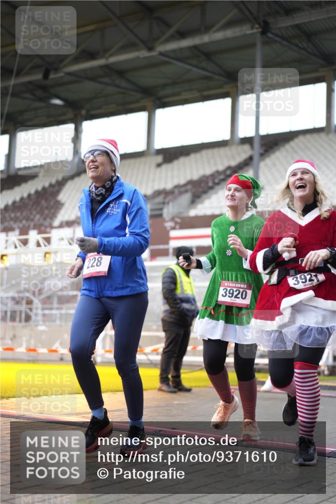 07.12.2025 - St. Pauli X-Mass-Run No. 15 Patografie http://msf.ph/oto/9371610 07.12.2025 11:44:56 Ziel 228, 291, 1281, 2246, 2263, 2644, 3492, 3529, 3530, 3552, 3553, 3605, 3624, 3630, 3920, 3921, 4103 meine-sportfotos.de