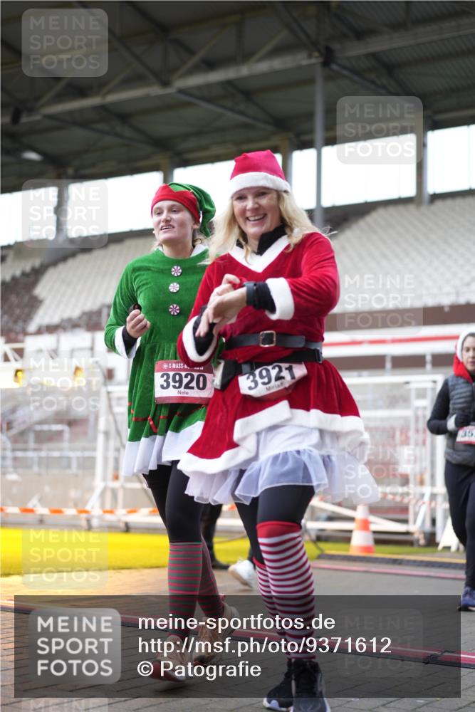 07.12.2025 - St. Pauli X-Mass-Run No. 15 Patografie http://msf.ph/oto/9371612 07.12.2025 11:44:57 Ziel 228, 291, 1281, 2246, 2263, 2644, 3492, 3529, 3530, 3552, 3553, 3605, 3624, 3630, 3920, 3921, 4103 meine-sportfotos.de