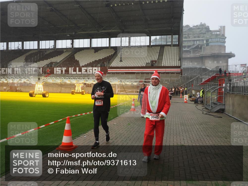 07.12.2025 - St. Pauli X-Mass-Run No. 15 Fabian Wolf http://msf.ph/oto/9371613 07.12.2025 10:07:11 Ziel 421, 792, 1572, 2983, 3414, 3945, 4354 meine-sportfotos.de