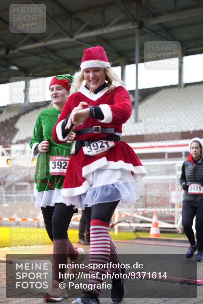 07.12.2025 - St. Pauli X-Mass-Run No. 15 Patografie http://msf.ph/oto/9371614 07.12.2025 11:44:57 Ziel 228, 291, 1281, 2246, 2263, 2644, 3492, 3529, 3530, 3552, 3553, 3605, 3624, 3630, 3920, 3921, 4103 meine-sportfotos.de
