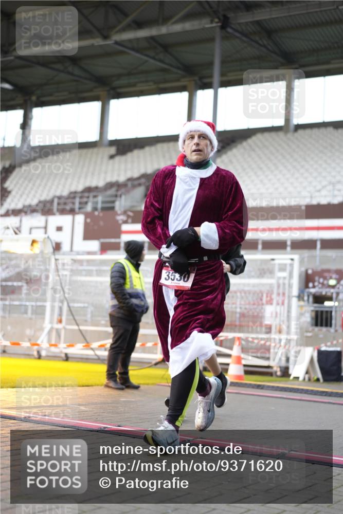 07.12.2025 - St. Pauli X-Mass-Run No. 15 Patografie http://msf.ph/oto/9371620 07.12.2025 11:44:59 Ziel 228, 291, 2246, 2644, 3485, 3489, 3492, 3529, 3530, 3552, 3553, 3575, 3578, 3605, 3624, 3630, 3920, 3921, 4103 meine-sportfotos.de