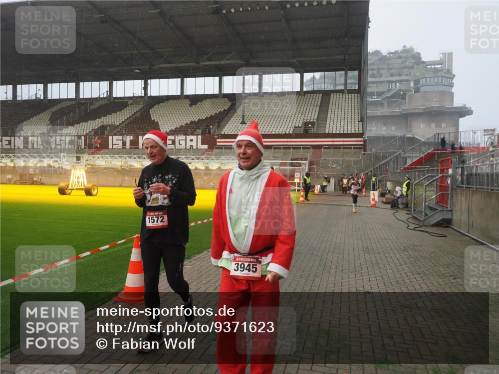 07.12.2025 - St. Pauli X-Mass-Run No. 15 Fabian Wolf http://msf.ph/oto/9371623 07.12.2025 10:07:12 Ziel 421, 792, 1572, 2983, 3414, 3945, 4354 meine-sportfotos.de
