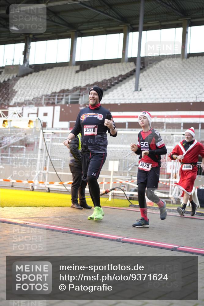 07.12.2025 - St. Pauli X-Mass-Run No. 15 Patografie http://msf.ph/oto/9371624 07.12.2025 11:45:03 Ziel 228, 291, 2246, 2844, 3485, 3489, 3492, 3529, 3530, 3552, 3553, 3575, 3578, 3624, 3630, 3920, 3921, 4103 meine-sportfotos.de